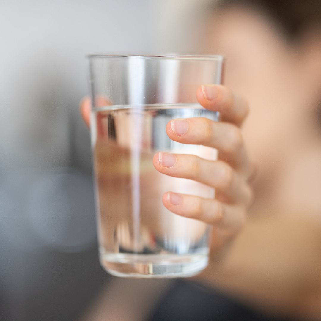 Purificadores de agua: ¿Son realmente necesarios en tu hogar? Con la preocupación creciente por la calidad del agua potable, muchos se preguntan si es esencial contar con un purificador de agua en casa. ¿Realmente necesitas uno para asegurar un suministro de agua limpia y segura? Examinemos la importancia de estos dispositivos y si son fundamentales para tu hogar. 1. Calidad del agua del grifo: El suministro de agua del grifo varía según la ubicación geográfica. Algunas regiones tienen un agua de calidad aceptable, mientras que otras pueden presentar niveles variables de contaminantes, cloro u otros elementos que afectan su sabor y pureza. Es por ello que elegir un purificador que se adapte a tus verdaderas necesidades, es idoneo. 2. Eliminación de contaminantes: Los purificadores de agua están diseñados para eliminar contaminantes como cloro, sedimentos, metales pesados y microorganismos del agua del grifo, proporcionando un agua más pura y segura para el consumo humano. 3. Necesidades de salud y seguridad: Para aquellos con sistemas inmunológicos sensibles o preocupados por la presencia de contaminantes, tener un purificador de agua puede ser crucial para evitar enfermedades y garantizar una mejor salud. De hecho, el agua es más pura pues no es manipulada en ningún momento por la mano del hombre. 4. Reducción de residuos plásticos: Optar por un purificador de agua en lugar de comprar agua embotellada contribuye significativamente a la reducción de residuos plásticos, siendo una opción más amigable con el medio ambiente. 5. Consideración de costos: Si bien la inversión inicial puede ser un factor a considerar, a mediano plazo, el costo de mantener un purificador de agua suele ser más económico que la compra continua de agua embotellada. La necesidad de un purificador de agua en tu hogar depende de varios factores, incluyendo la calidad del agua en tu área, preocupaciones de salud, preferencias personales y la importancia de reducir residuos plásticos. Si buscas una fuente de agua más limpia, segura y conveniente, un purificador puede ser una inversión valiosa para tu hogar. Evalúa la calidad del agua en tu localidad, considera tus necesidades y preferencias personales, y decide si la instalación de un purificador es lo adecuado para ti y tu familia. En última instancia, un purificador de agua puede brindar tranquilidad al saber que estás consumiendo agua de alta calidad directamente desde tu grifo.
